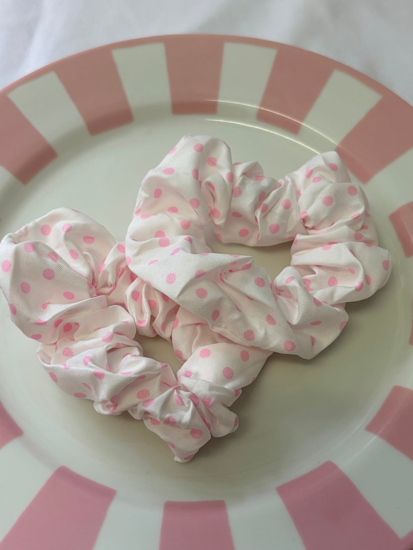 WHITE POLKADOT SCRUNCHIE