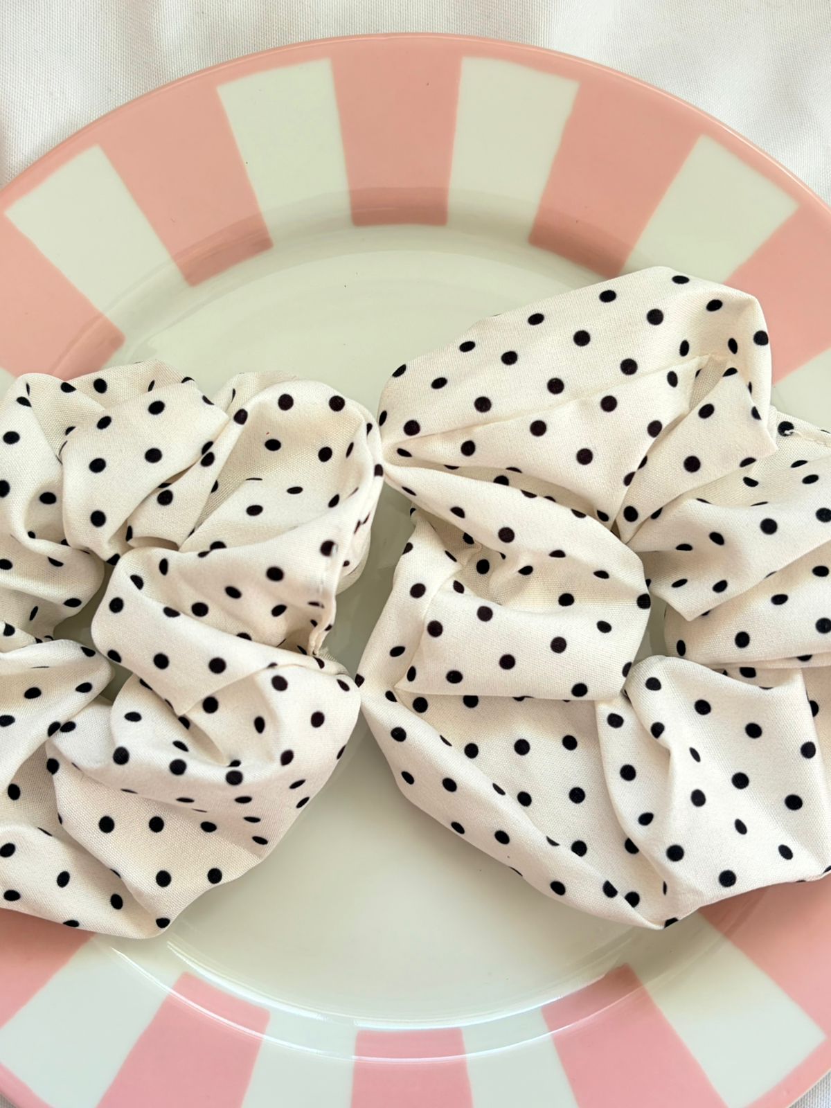 WHITE POLKADOT SCRUNCHIES