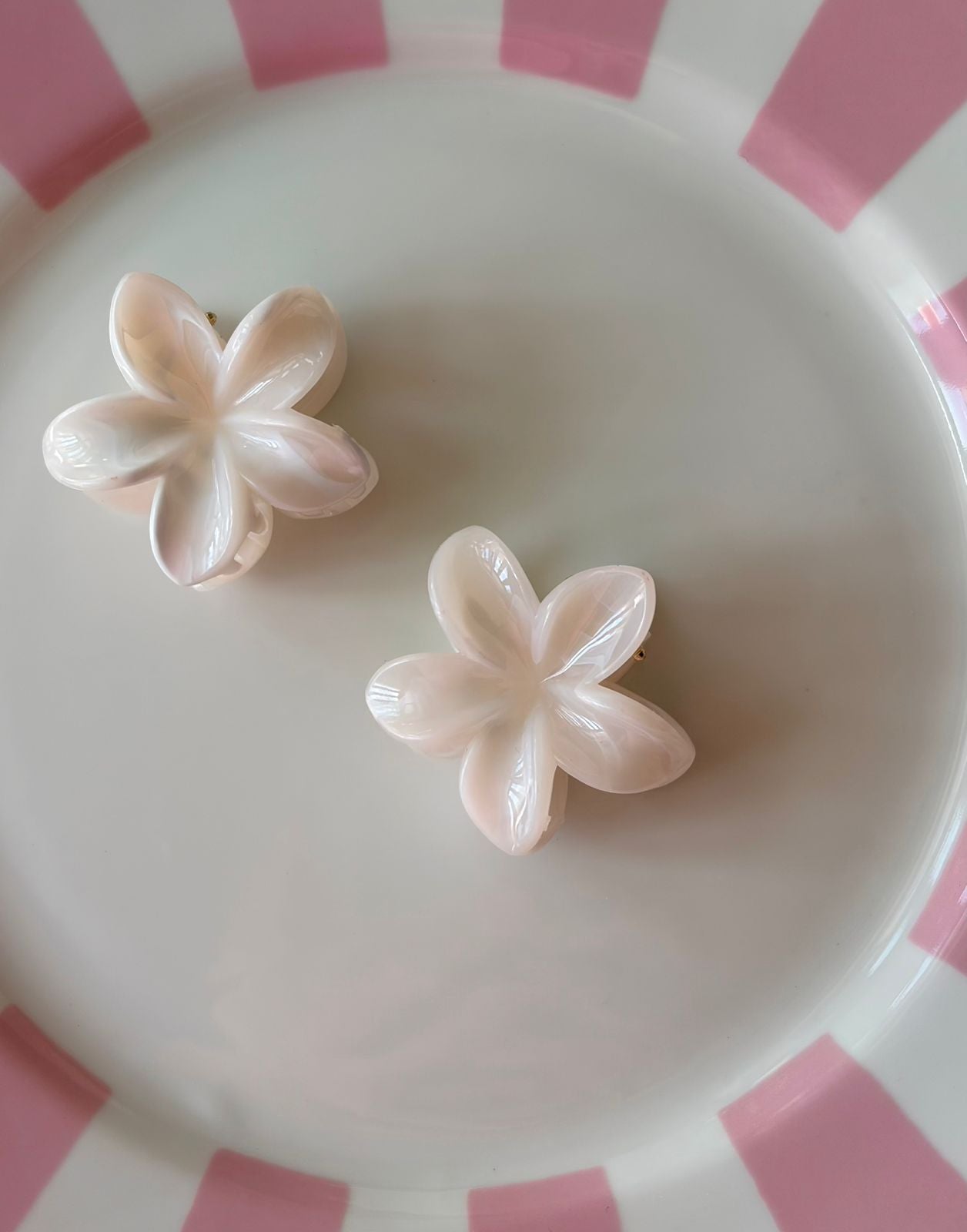 YASMINE WHITE SMALL FLOWER HAIR CLIP