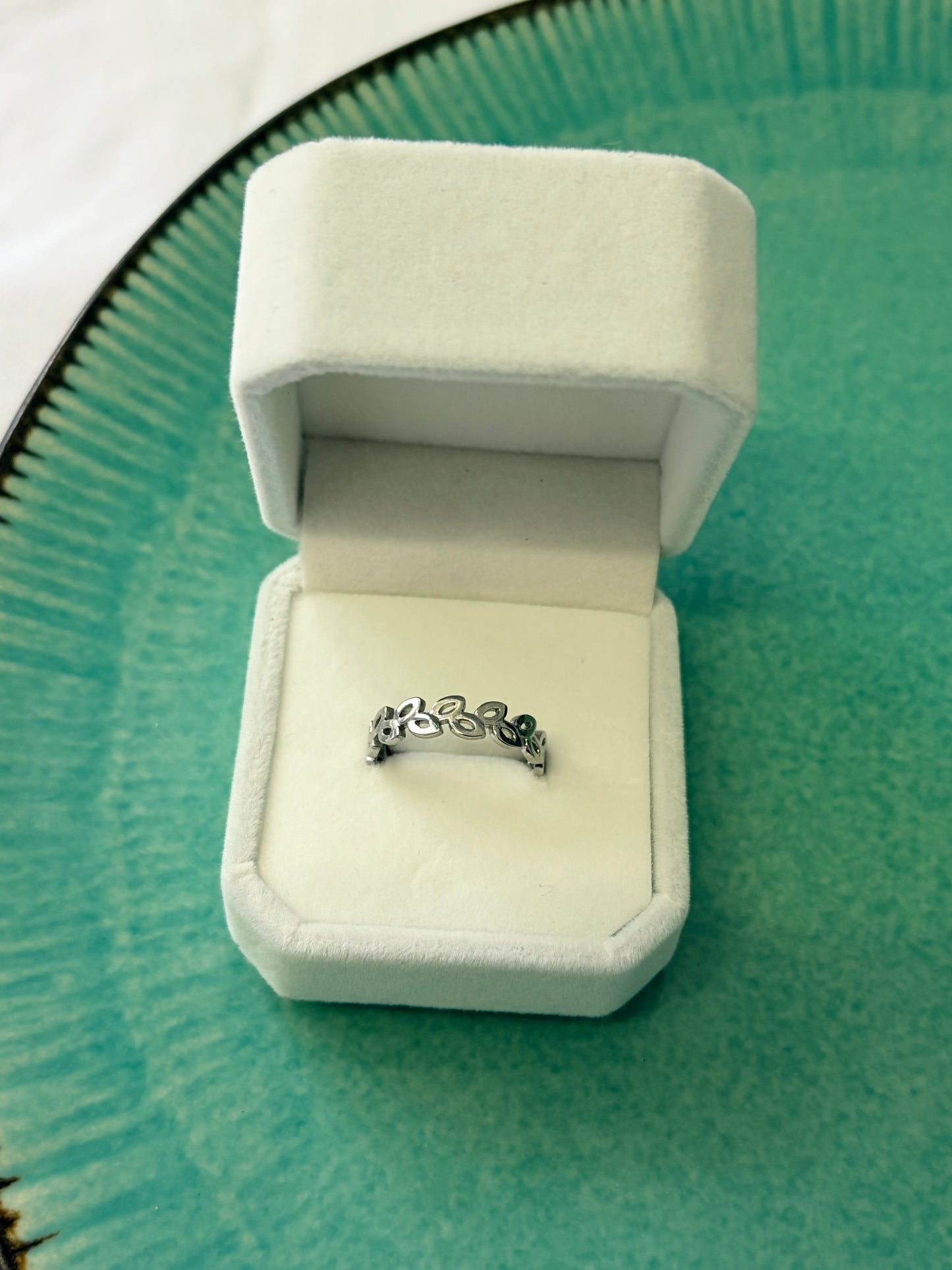 LAUREL RING IN SILVER