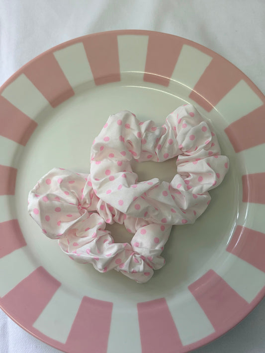 WHITE POLKADOT SCRUNCHIE