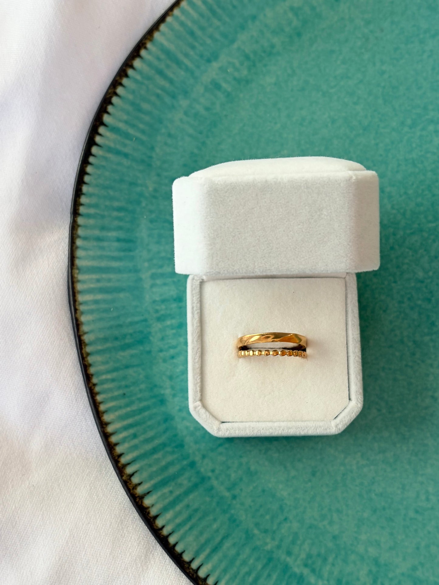 GOLDEN AURA RING WITH TWO RINGS ON