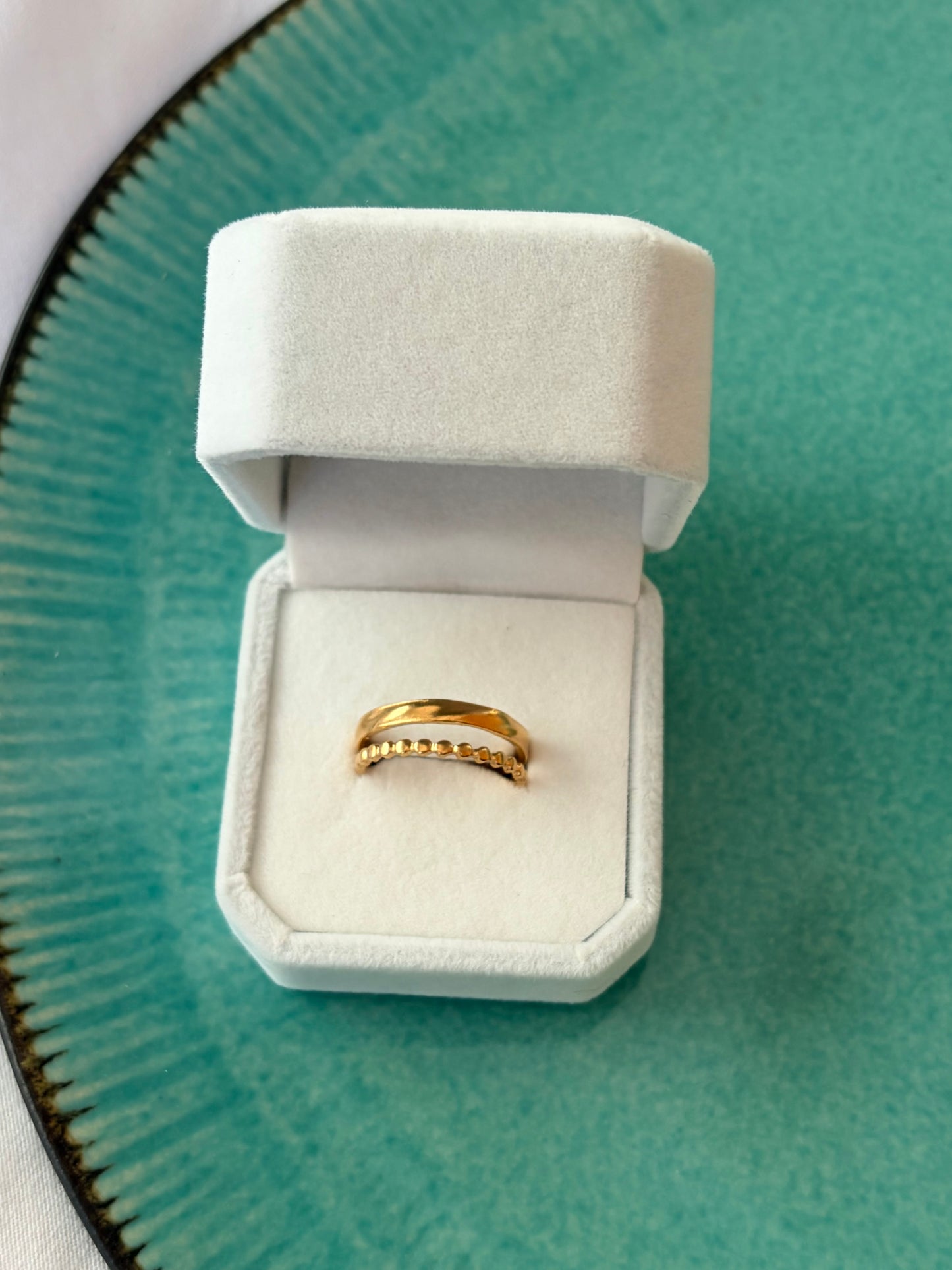 GOLDEN AURA RING WITH TWO RINGS ON