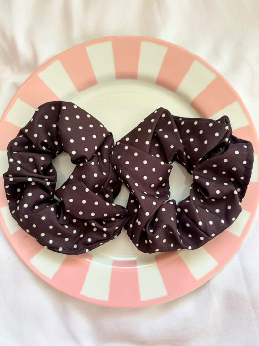 BLACK SCRUNCHIE POLKADOT