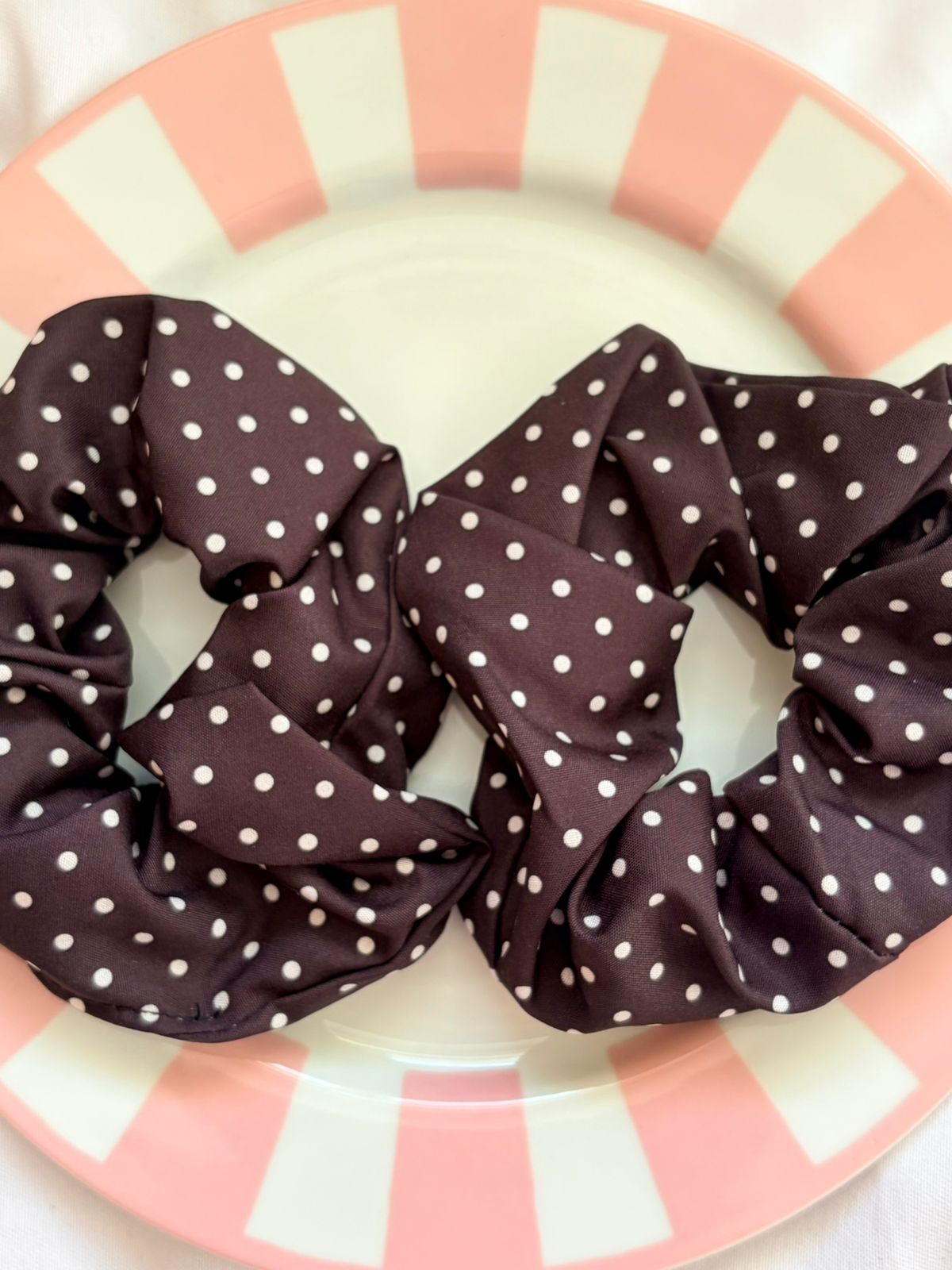 BLACK SCRUNCHIE POLKADOT