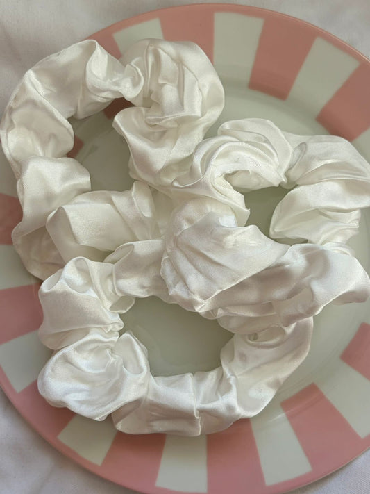 CREAM SCRUNCHIES