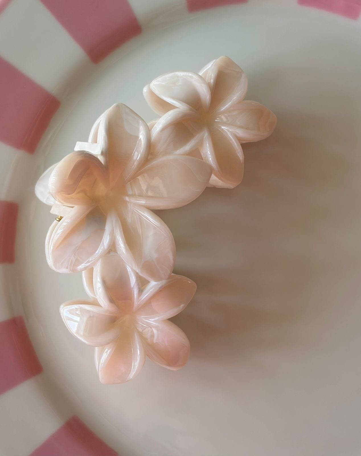 MILKY HAIR CLIP