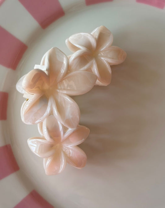 MILKY HAIR CLIP