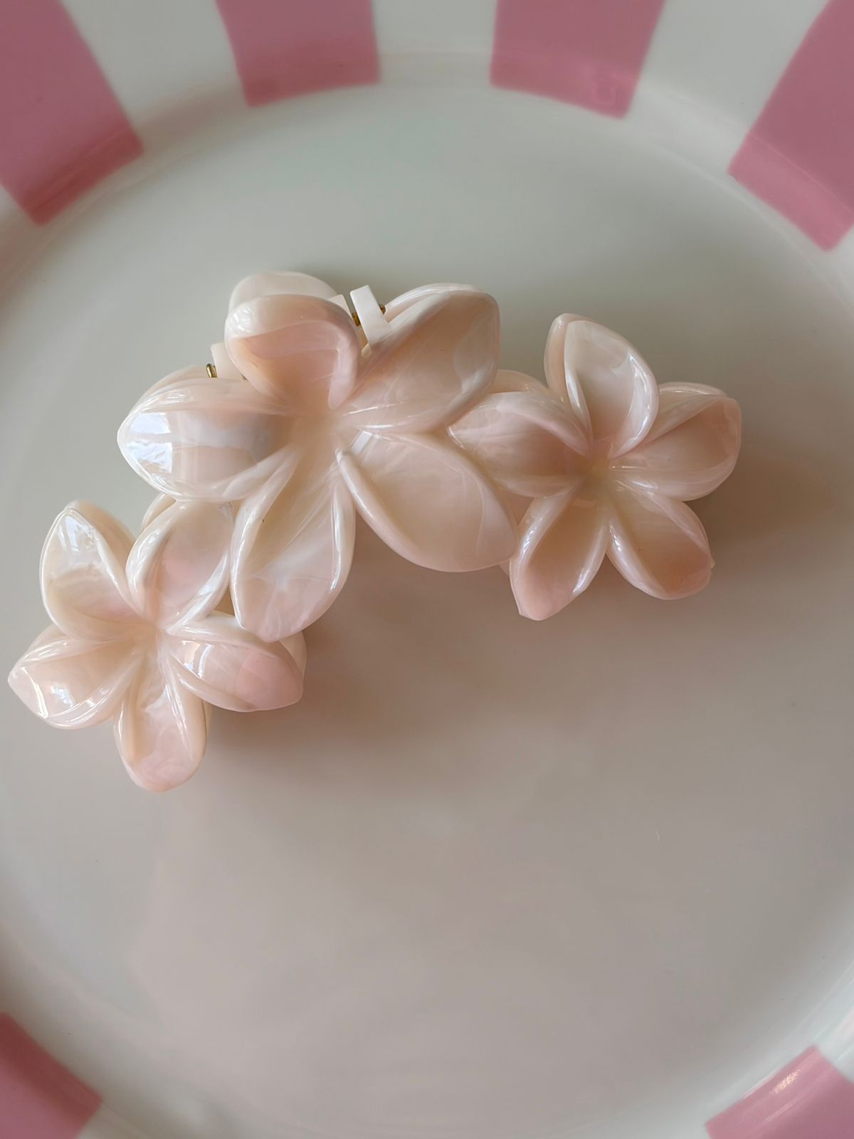 MILKY HAIR CLIP