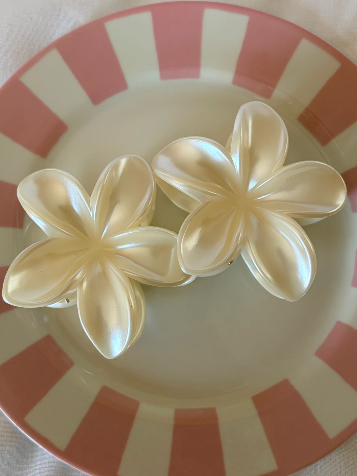 SIENNA WHITE PEARL FLOWER BIG HAIR CLIP
