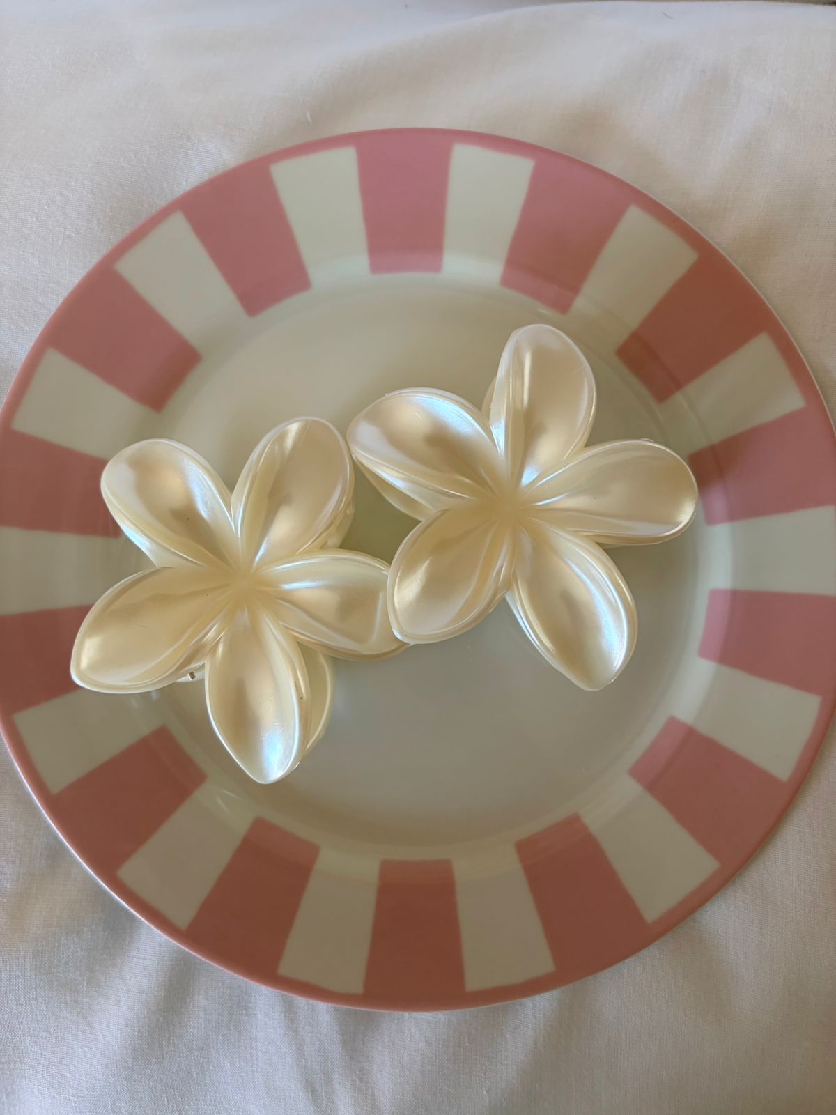 SIENNA WHITE PEARL FLOWER BIG HAIR CLIP