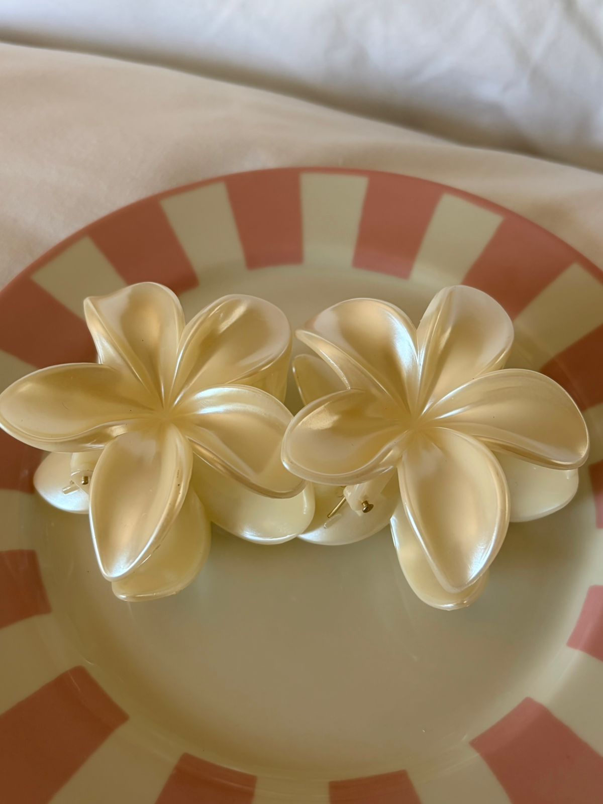 SIENNA WHITE PEARL FLOWER BIG HAIR CLIP