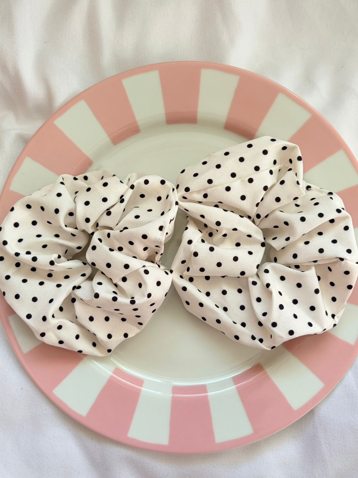 WHITE POLKADOT SCRUNCHIES